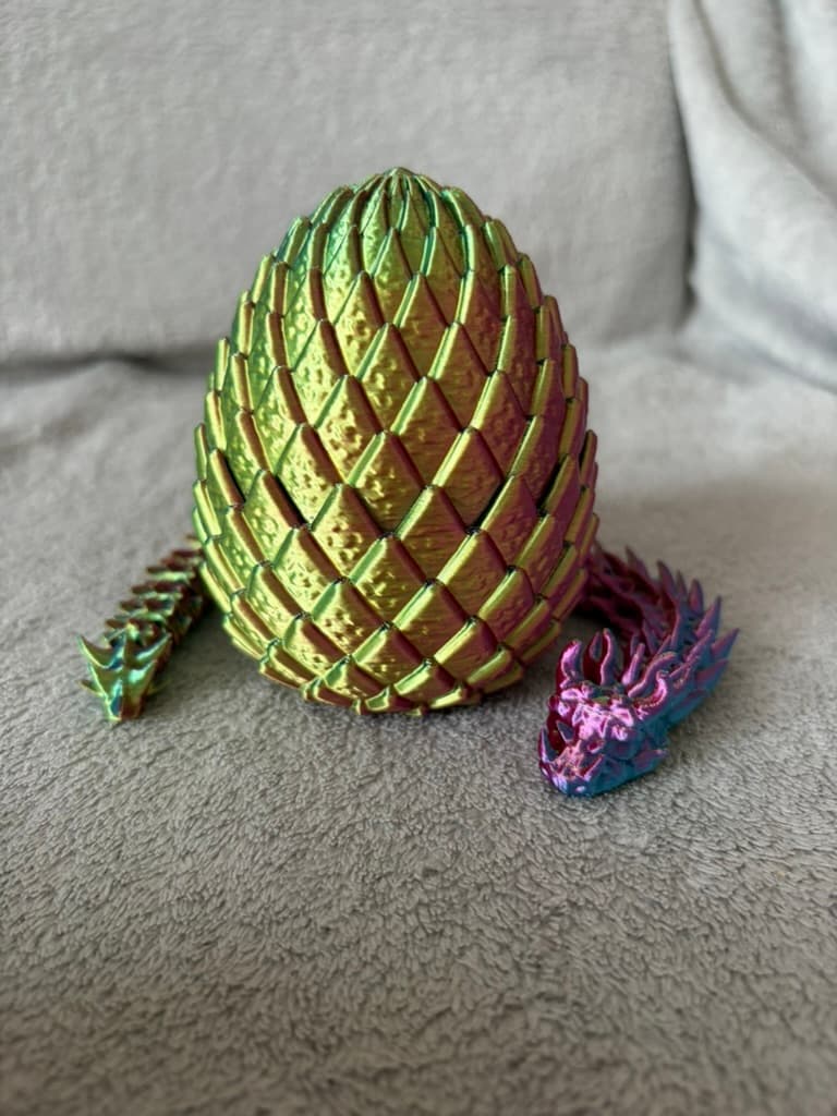Goldfarbenes Drachen-Ei aus Silk-PLA mit kleinem Drachen