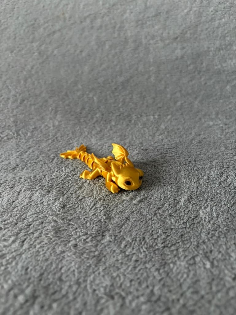 Kleiner goldener Baby-Drache aus Silk-PLA