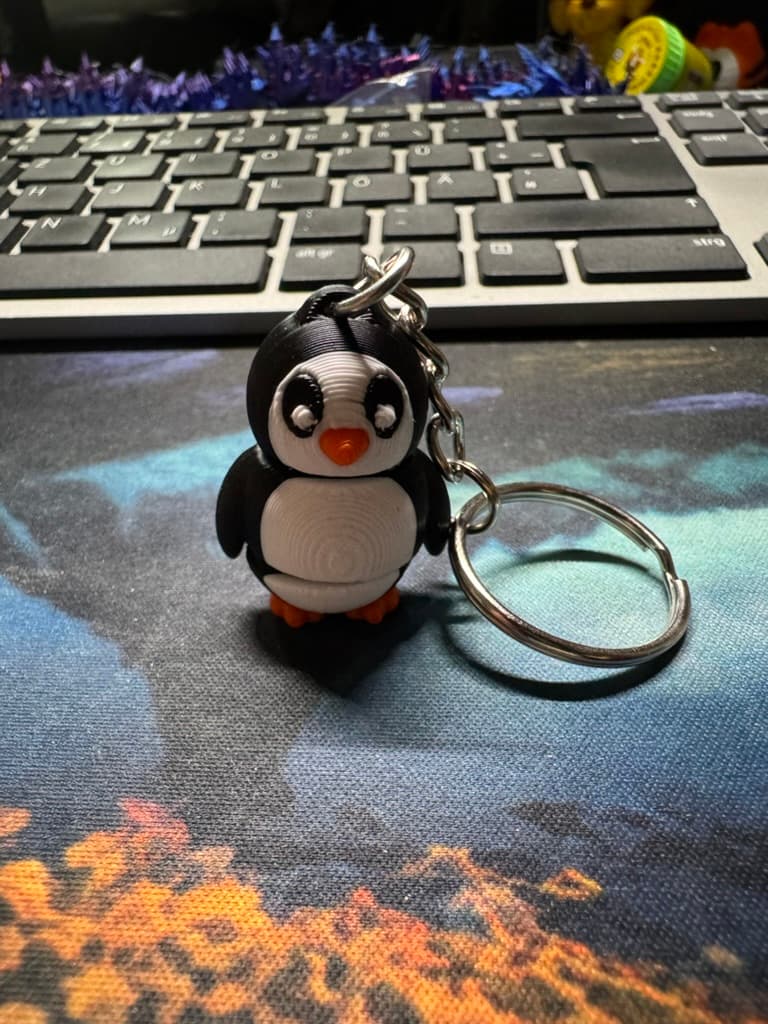 Schwarz-weißer Pinguin als Schlüsselanhänger aus Multicolor-PLA