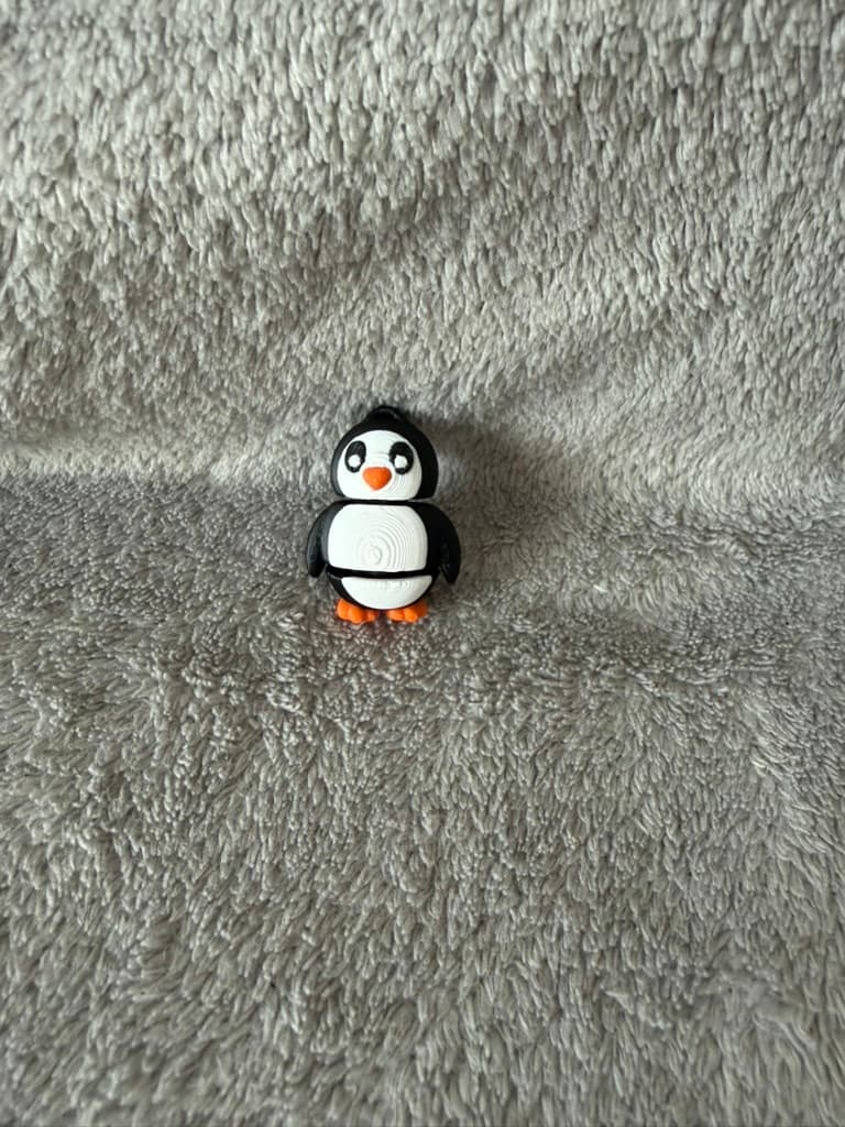 Kleiner Pinguin aus Multicolor-PLA in Schwarz-Weiß-Orange