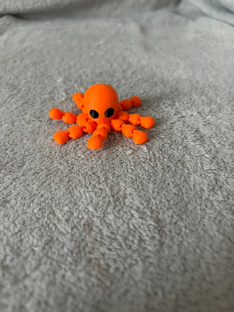 Orangefarbener beweglicher Oktopus aus PLA mit Gelenkarmen
