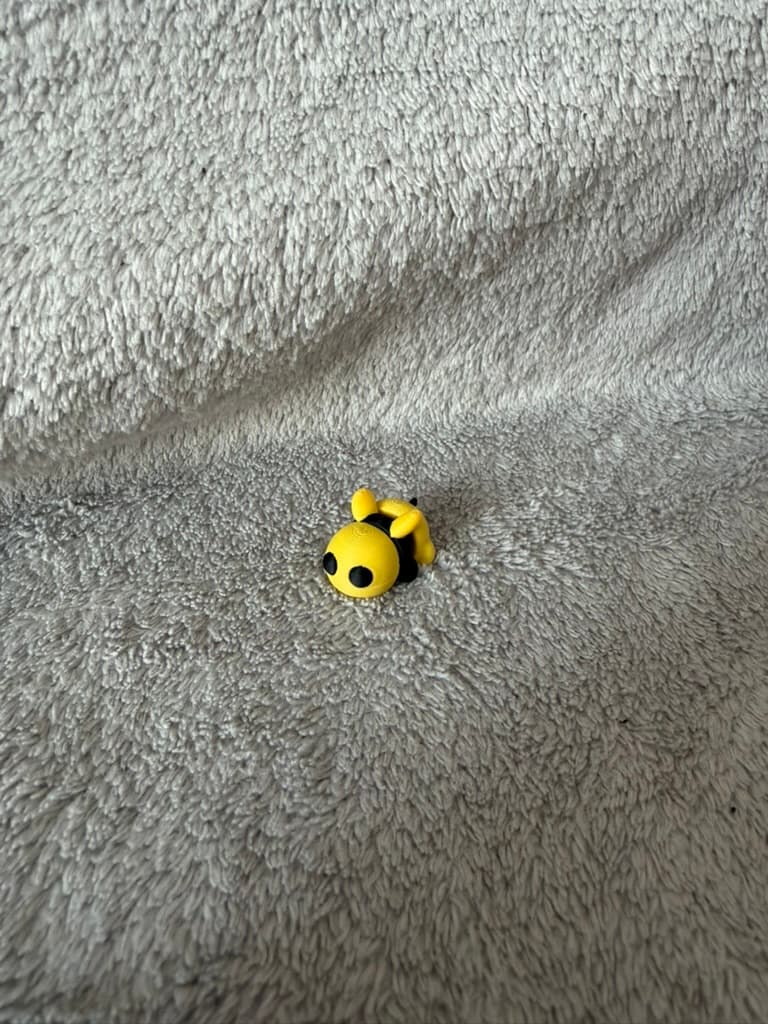 Gelb-schwarze Bienen-Figur aus PLA
